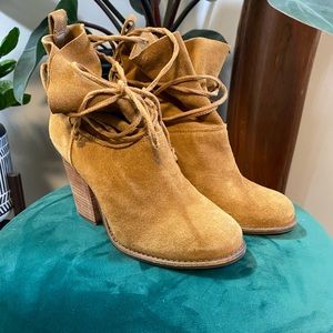 New Jessica Simpson Tan suede heel ankle boots